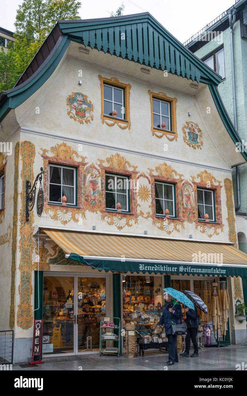 Hoch dekorierte Gebäude und Shop in St. Wolfgang Stockfoto