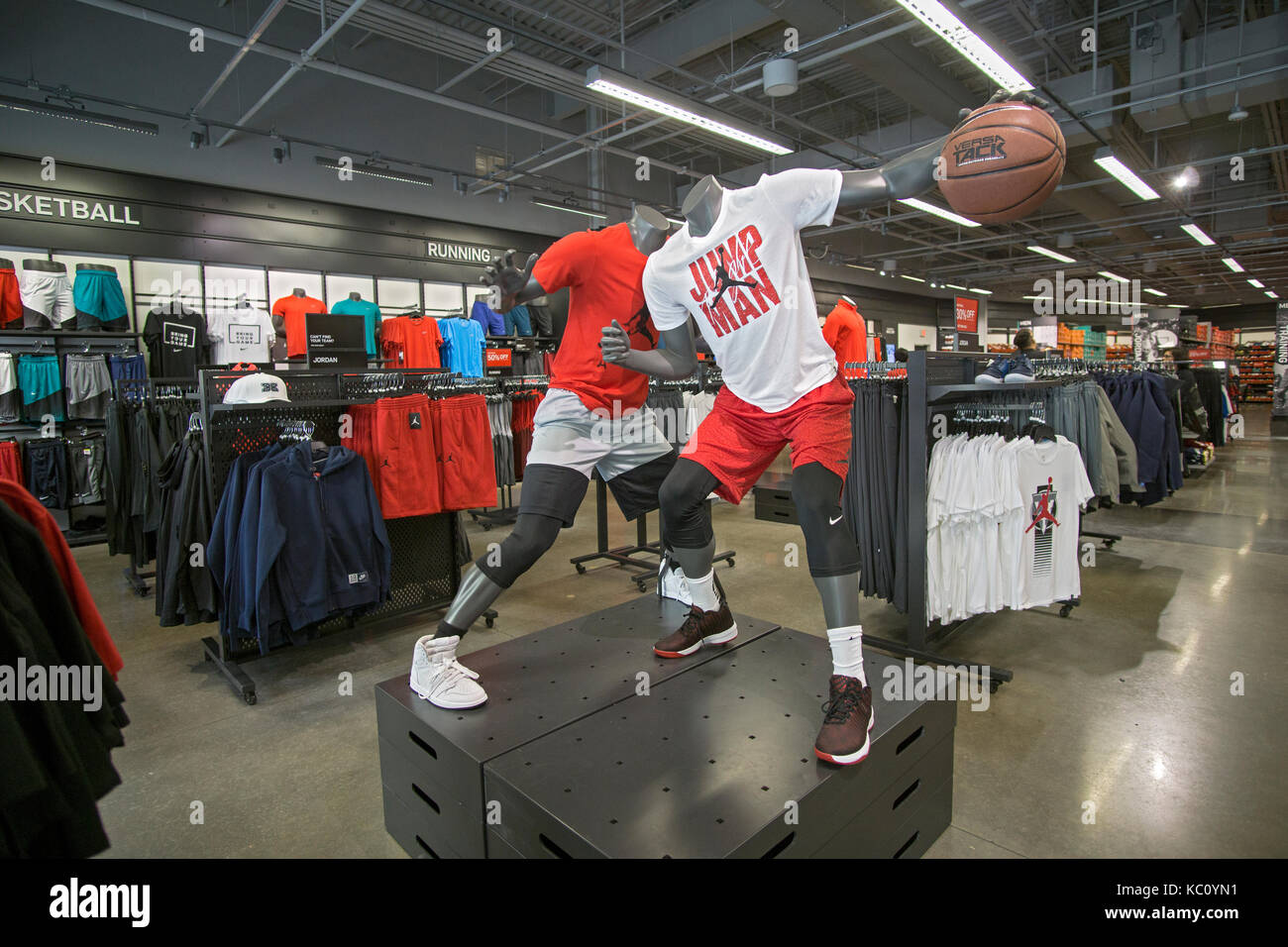 Das Innere der Nike Factory Store in der Tanger Outlet Mall in Deer Park in Long Island, New York. Stockfoto