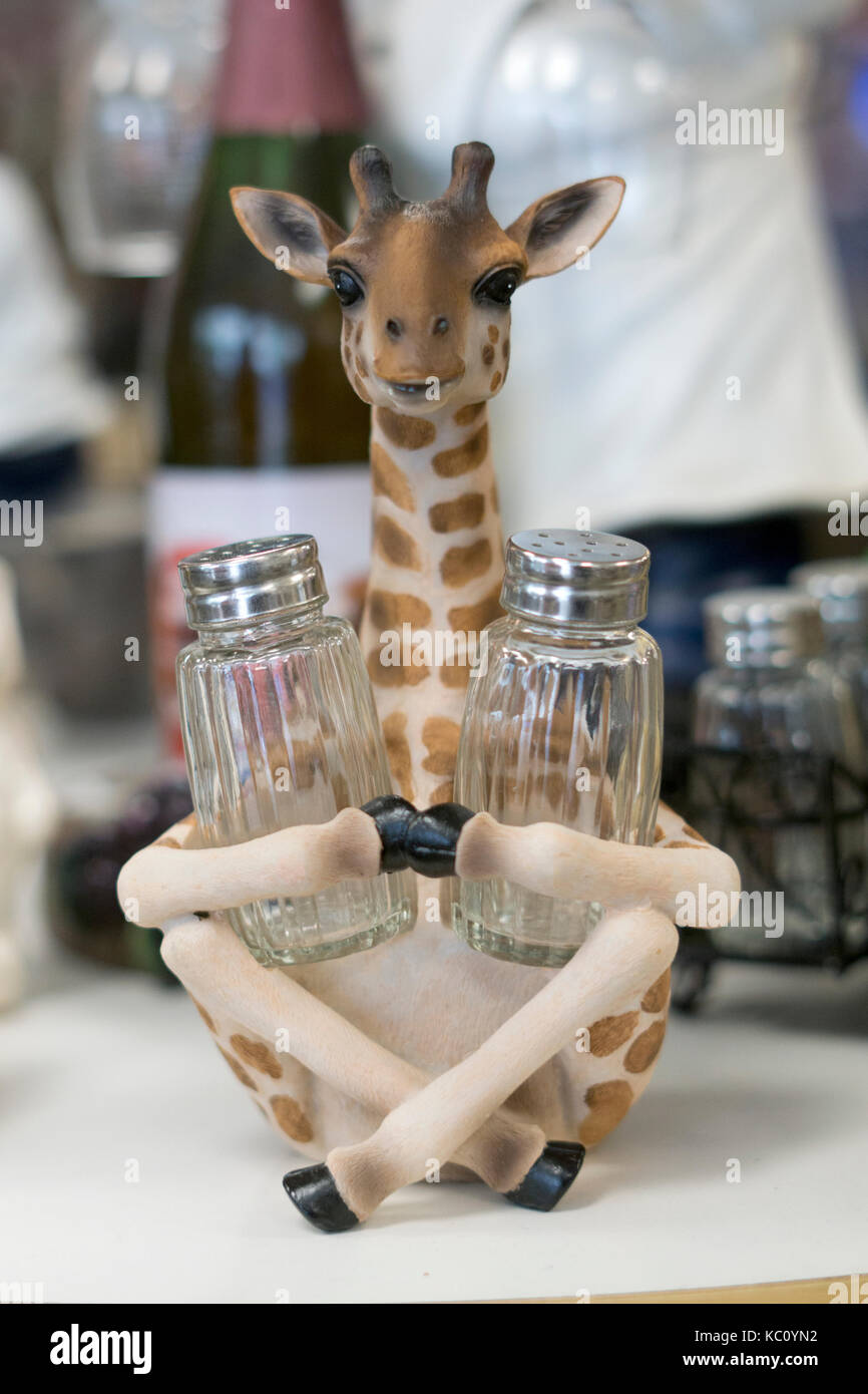 Eine Giraffe, die Salz- und Pfefferstreuer für Verkauf an Gizmos und Gadgets in der Tanger Outlet Mall in Deer Park, Long Island, New York. Stockfoto