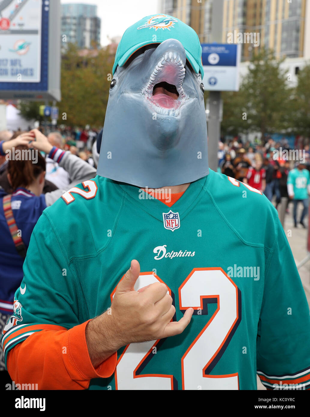 Ein Miami Dolphins-Fan vor dem Spiel der NFL International Series im Wembley Stadium, London. DRÜCKEN SIE VERBANDSFOTO. Bilddatum: Sonntag, 1. Oktober 2017. Siehe PA Story GRIDIRON London. Bildnachweis sollte lauten: Simon Cooper/PA Wire. Stockfoto