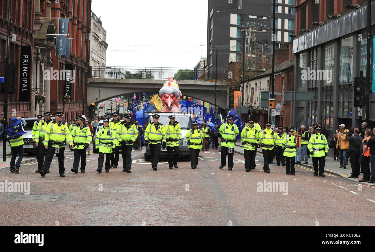 Ein Stop Brexit März macht seinen Weg auf dem Parteitag der Konservativen Partei in der Manchester Central Convention Complex in Manchester. Stockfoto