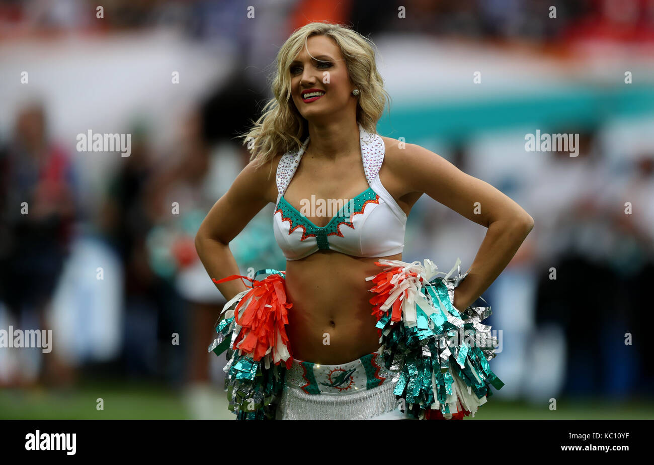 Miami Dolphins Cheerleaders vor dem Spiel der NFL International Series im Wembley Stadium, London. DRÜCKEN SIE VERBANDSFOTO. Bilddatum: Sonntag, 1. Oktober 2017. Siehe PA Story GRIDIRON London. Bildnachweis sollte lauten: Simon Cooper/PA Wire. Stockfoto