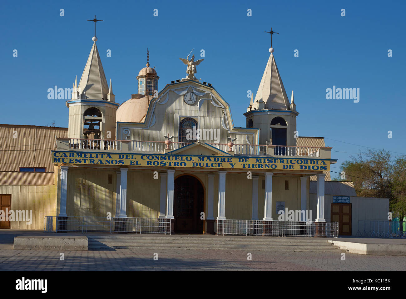 Die historische Kirche in der kleinen Stadt Tirana in der Atacama-wüste, Tarapaca, Chile. Stockfoto