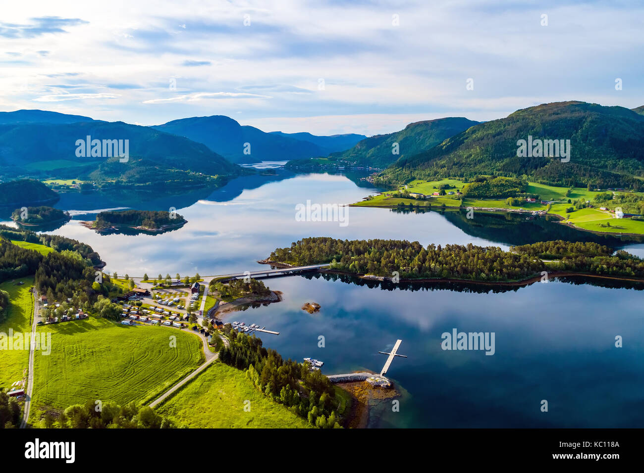 Schöne Natur Norwegen natürliche Landschaft. Luftaufnahme des Campingplatzes zu entspannen. Familie Urlaub Reisen, Urlaub im Reisemobil RV. Stockfoto
