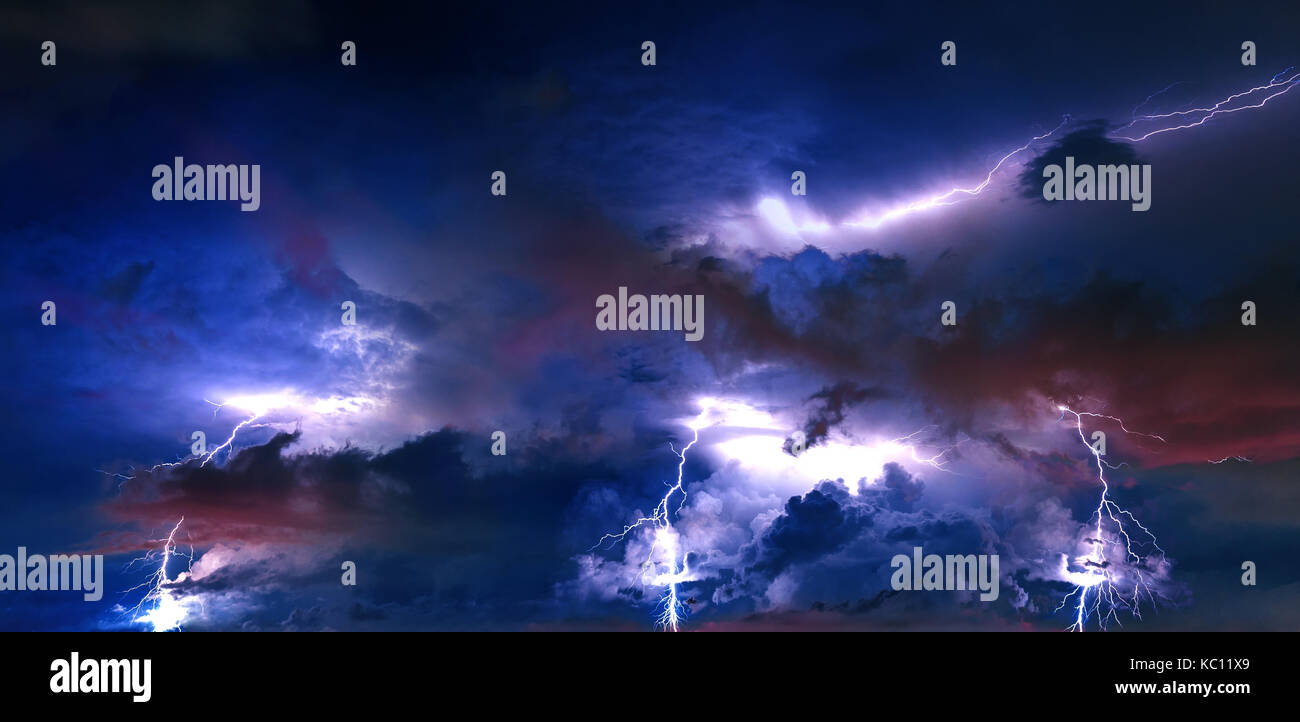 Gewitterwolken mit Blitz bei Nacht. Stockfoto