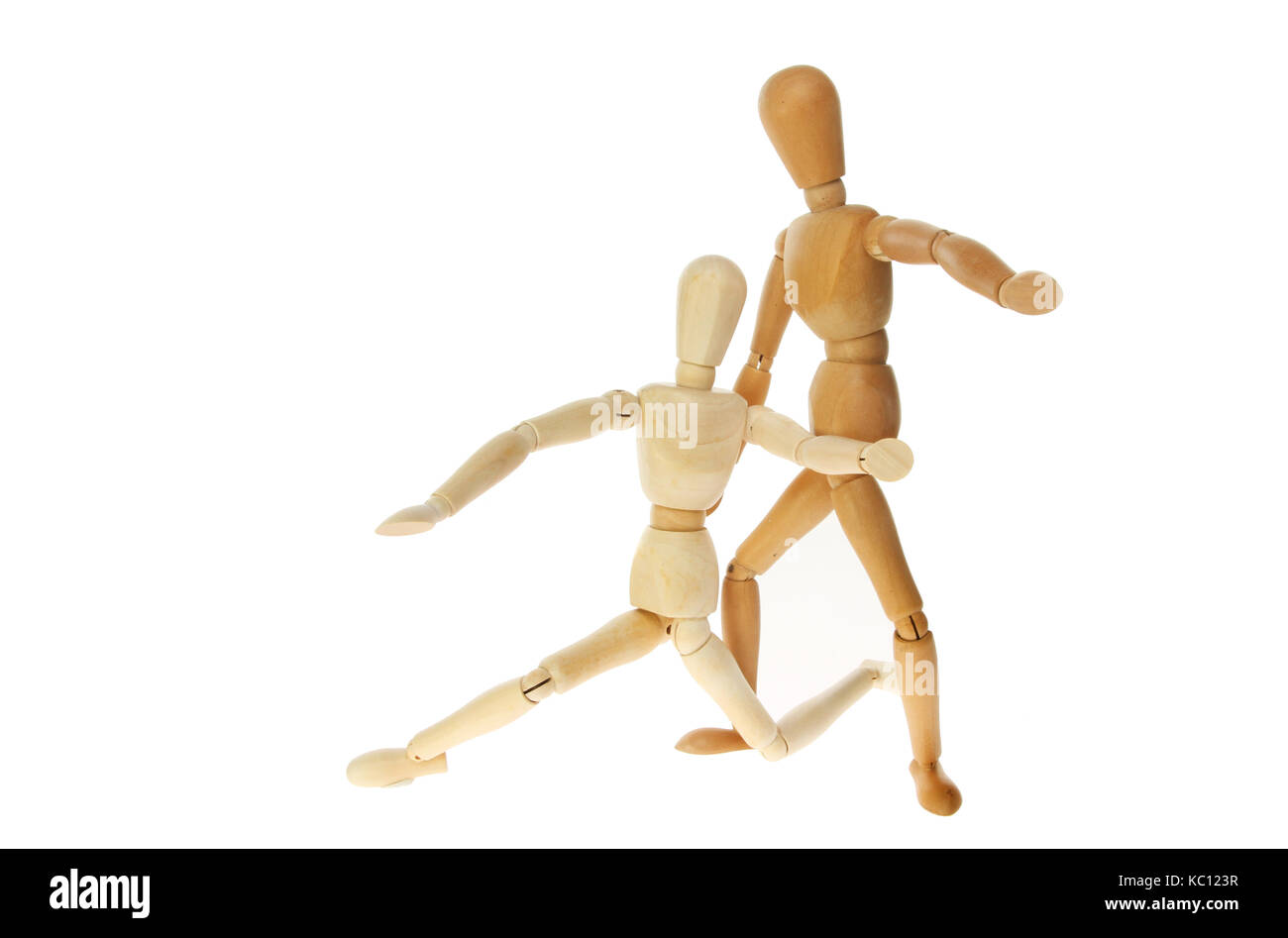 Zwei Holz- künstler Puppen tanzen gegen Weiße isoliert Stockfoto
