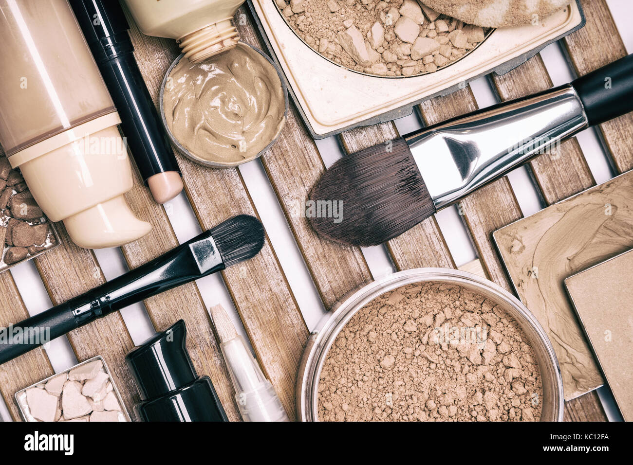 Satz von FOUNDATION Make-up-Produkte auf Holz Stativ. concealer Stick,  Grundierung, Flüssigkeit und Creme Foundation, verschiedene Arten von  Pulver, Pinsel Stockfotografie - Alamy