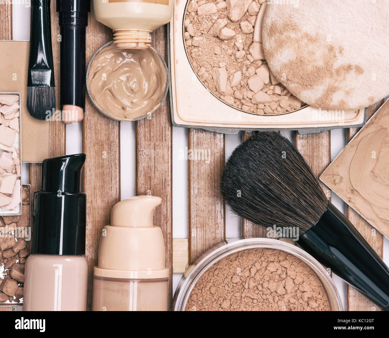 Make-up-Produkte für den fehlerlosen Teint: concealer, Stiftung, Pulver mit professionellen Make-up Pinsel Stockfoto
