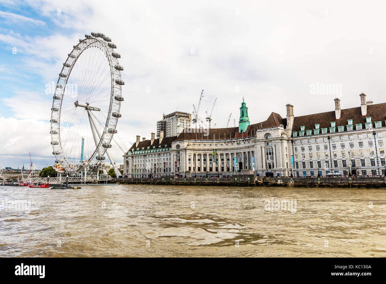 Blick über die Themse, die 135 Meter hohen London Eye oder Millennium Wheel, London, England, Vereinigtes Königreich, Europa Stockfoto