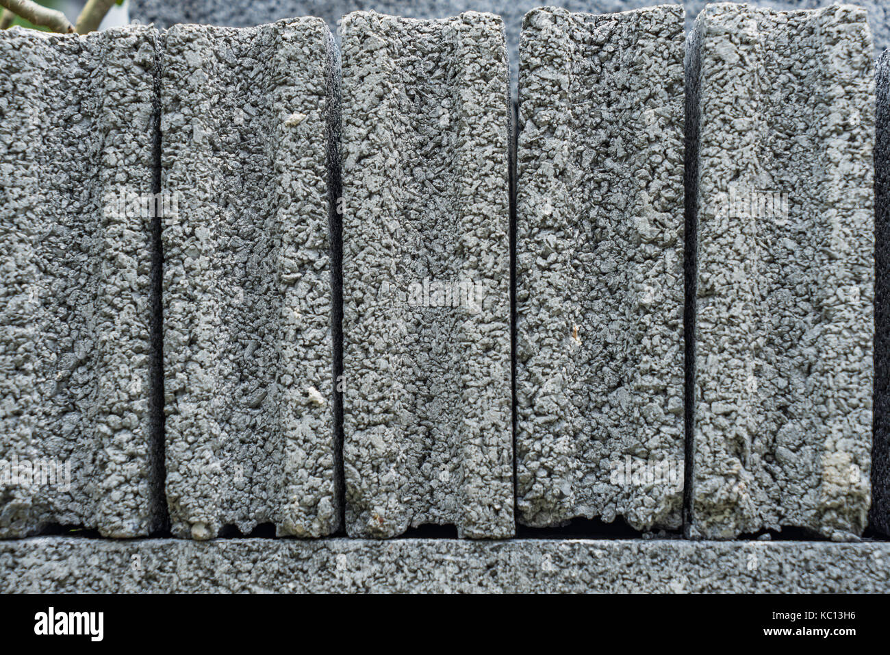 Nahaufnahme von Palette Hohlblocksteine auf einer Baustelle, grau konkret Zement Ziegel Textur Hintergrund Stockfoto