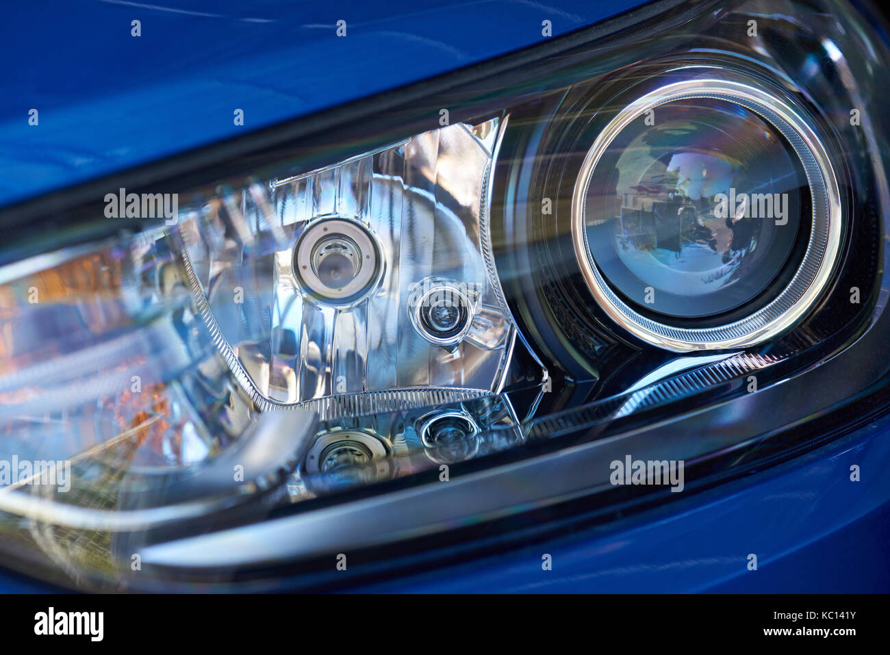 Closeup führte neues modernes Auto Optik. Glühlampe im vorderen Fahrzeug Scheinwerfer Stockfoto
