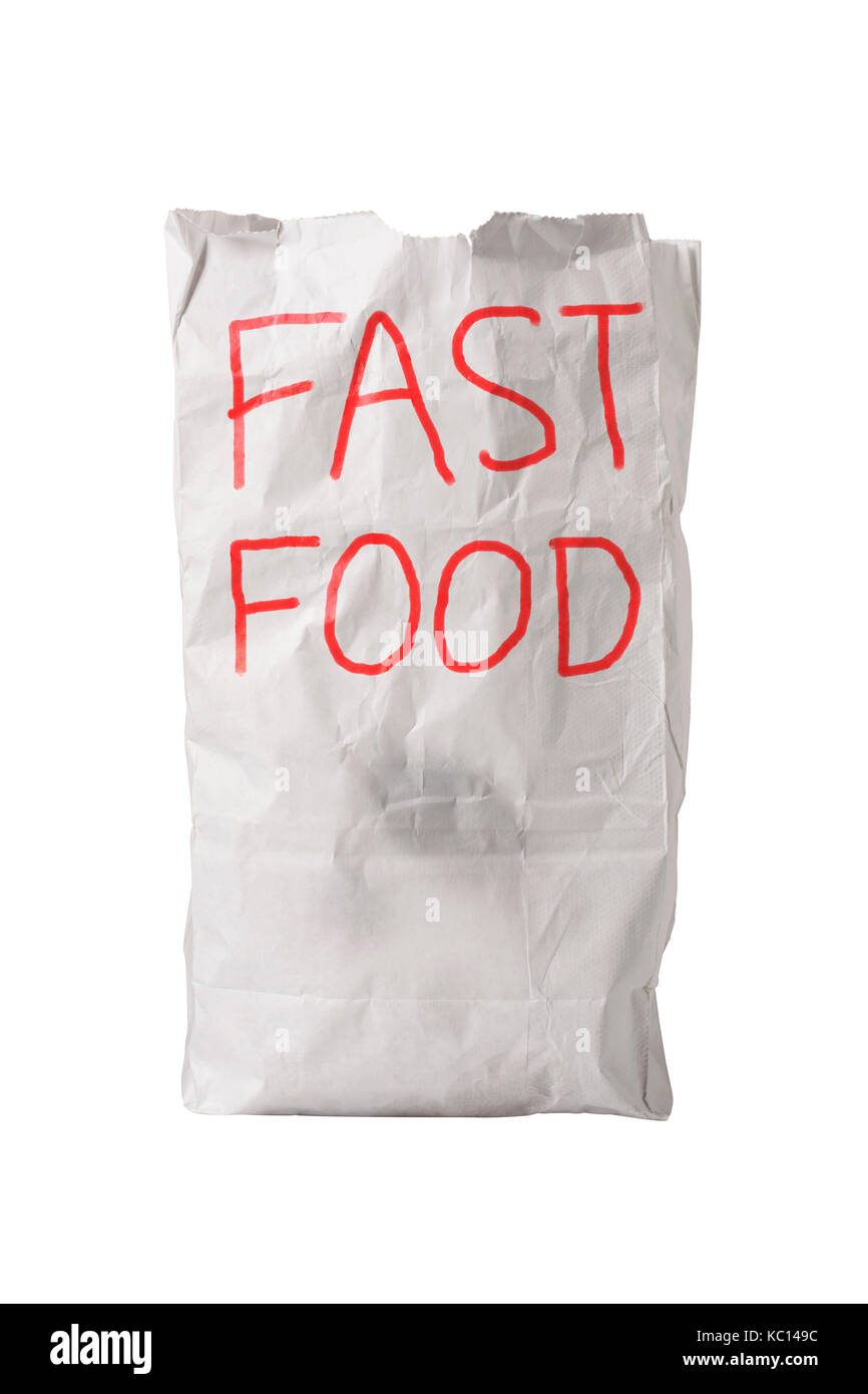 Eine kleine weiße Papiertüte, mit einigen Fettflecken zerknittert, mit 'Fast Food' in grossen roten Buchstaben geschrieben, isoliert auf weißem Stockfoto