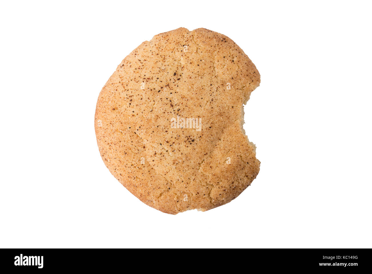 Ein Zimt Zucker Cookie oder snickerdoodle von oben mit einem Bissen aus. Stockfoto