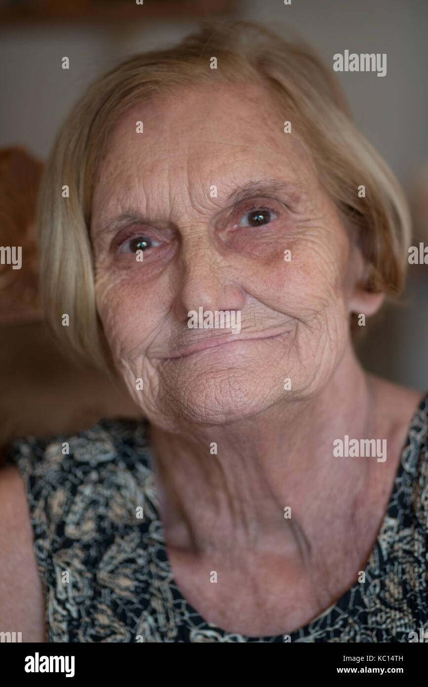 Ältere Frau auf die Kamera zu Hause suchen, Nahaufnahme Stockfoto