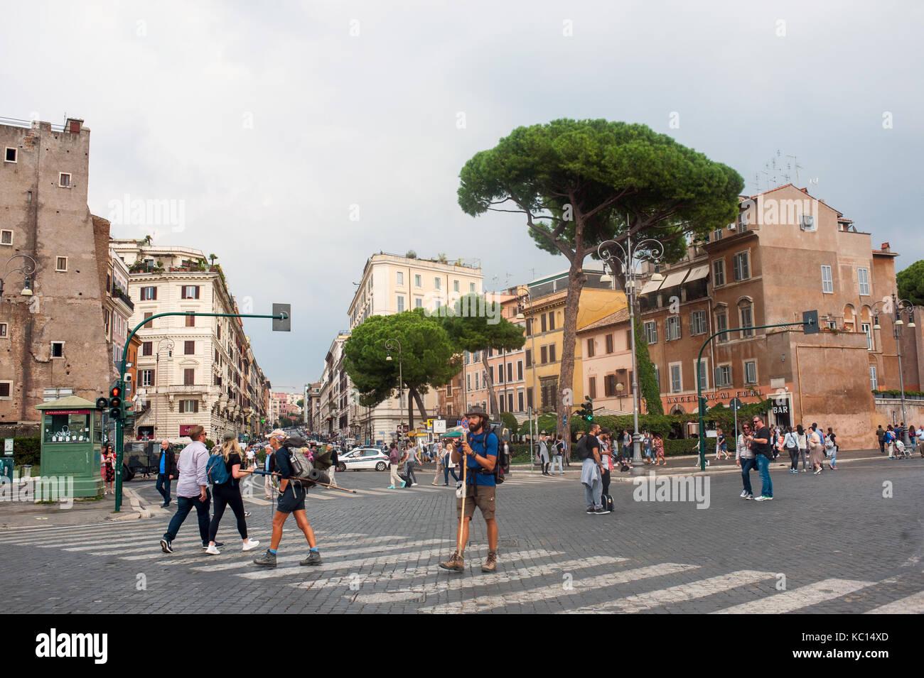 Menschen und Touristen einen sonnigen Tag in der Fußgängerzone der Via dei Fori Imperiali in Rom, Italien genießen. Stockfoto