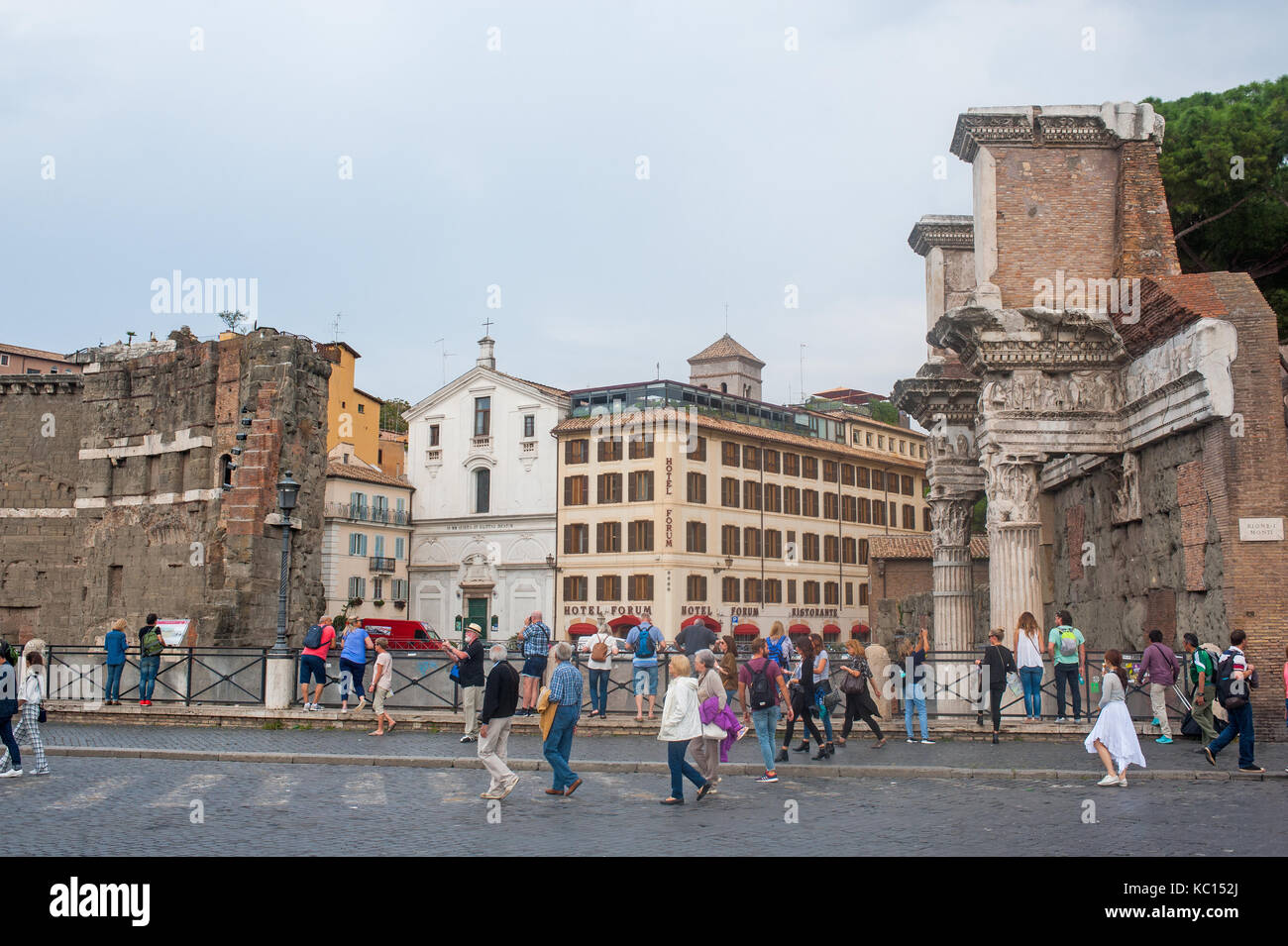 Menschen und Touristen einen sonnigen Tag in der Fußgängerzone der Via dei Fori Imperiali in Rom, Italien genießen. Stockfoto