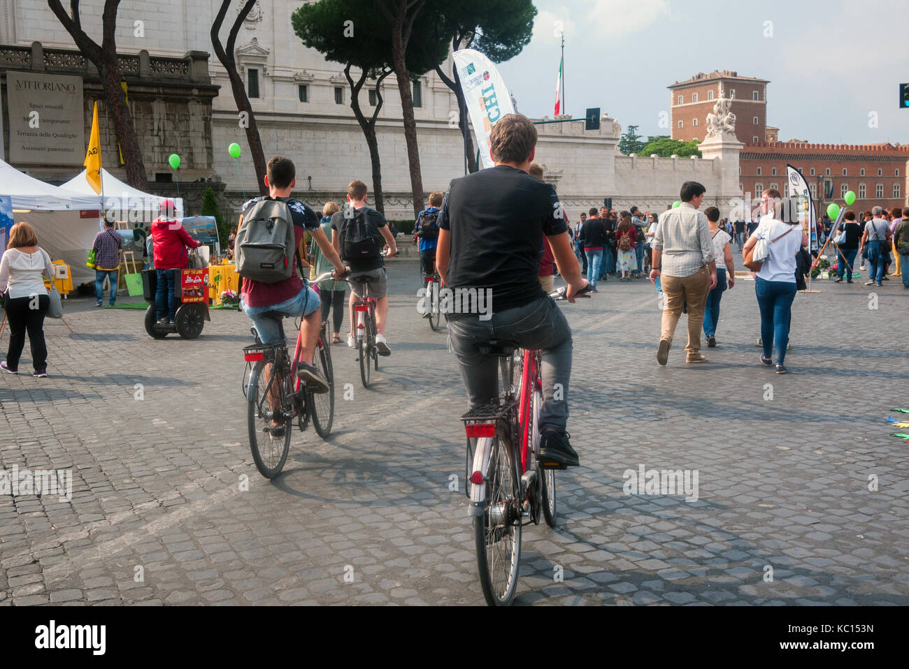 Menschen Reiten Fahrräder in Rom, Italien Stockfoto