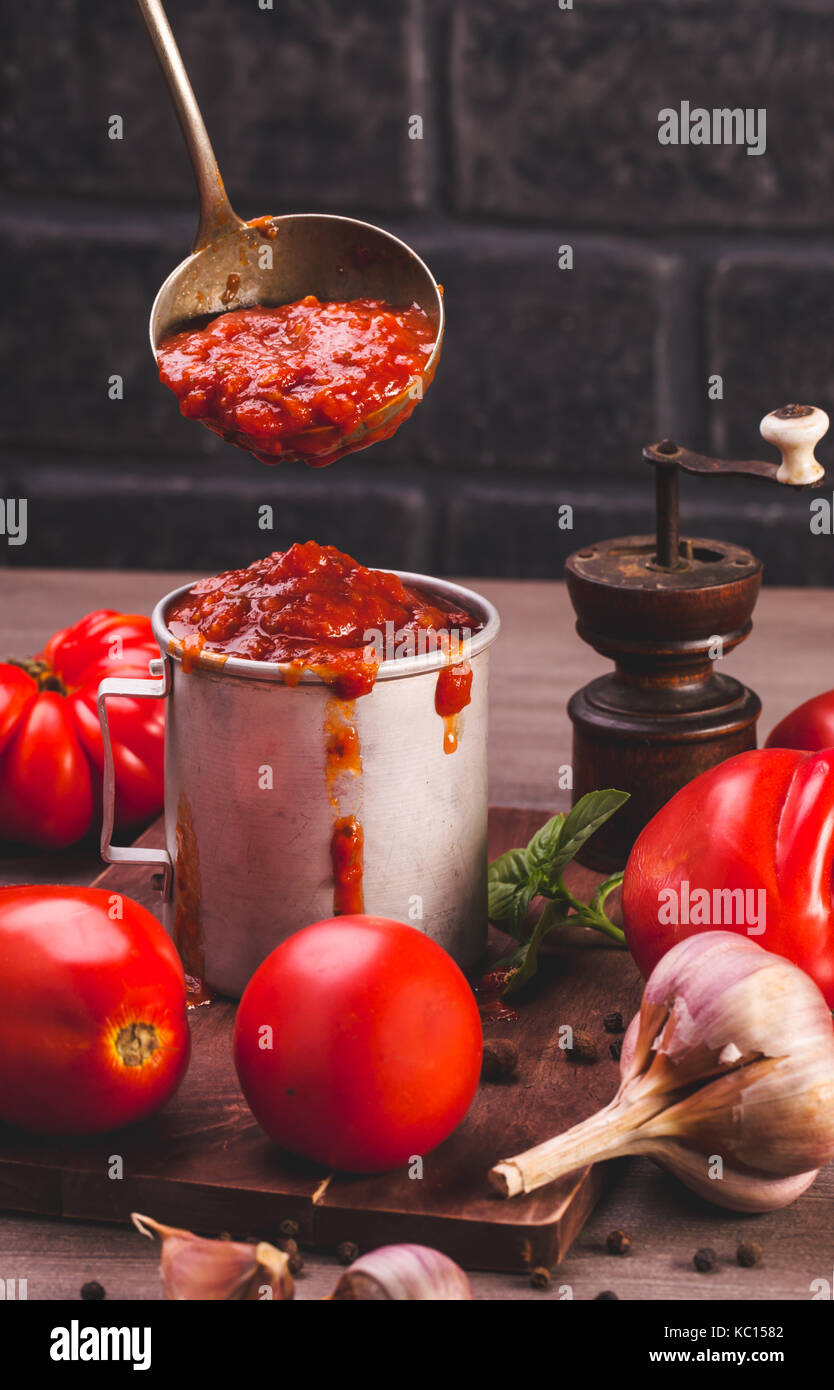 Becher mit Tomatensauce. Stockfoto