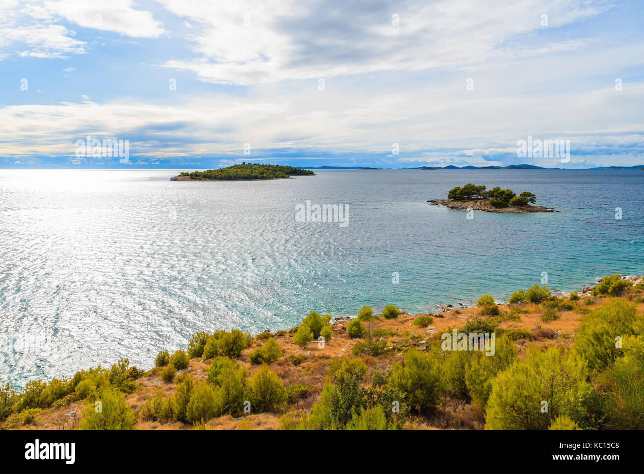 Blick auf Meer und Küste zwischen Sibenik und Primosten Städte im späten Nachmittag Zeit, Dalmatien, Kroatien Stockfoto