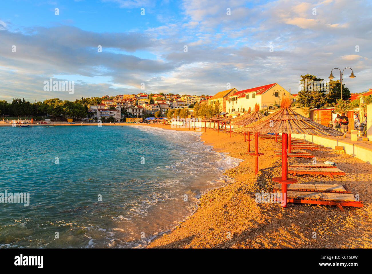 Blick auf den Strand bei Sonnenuntergang Zeit in Primosten, Dalmatien, Kroatien Stockfoto