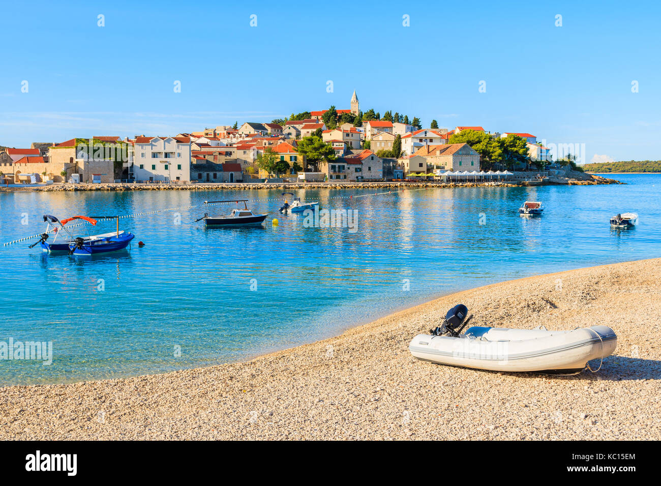 Beiboot Boot auf idyllischen Strand in Primosten, Dalmatien, Kroatien Stockfoto