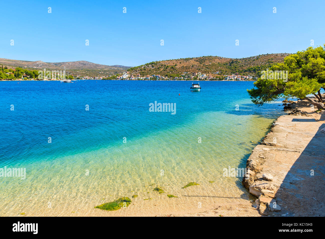 Blick auf den Strand mit türkisblauem kristallklaren Meer Wasser in Rogoznica Stadt, Dalmatien, Kroatien Stockfoto