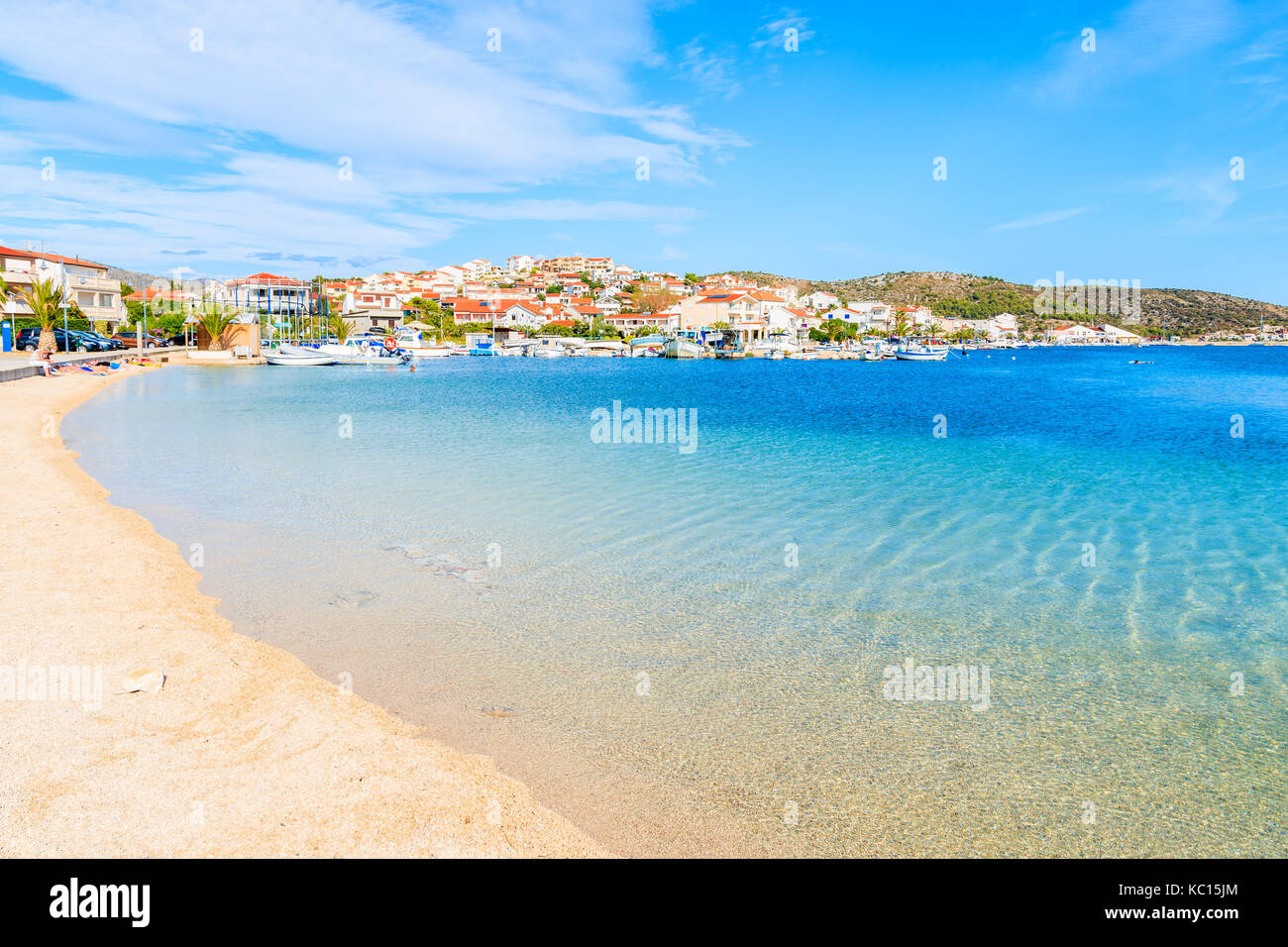 Strand mit seichtem kristallklarem Meer Wasser in Rogoznica Stadt, Dalmatien, Kroatien Stockfoto