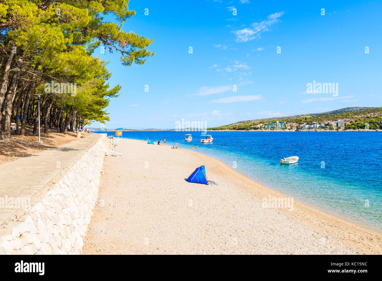 Coastal Walkway und blauen Zelt am idyllischen Strand in Primosten, Dalmatien, Kroatien Stockfoto