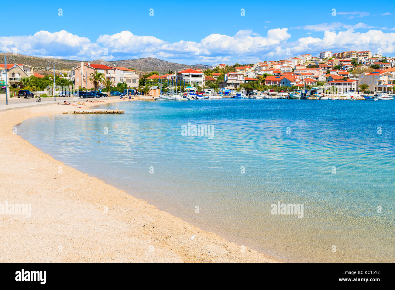 Strand mit seichtem kristallklarem Meer Wasser in Rogoznica Stadt, Dalmatien, Kroatien Stockfoto