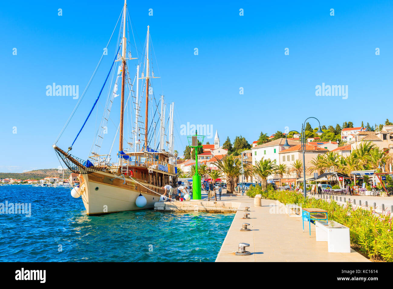 ROGOZNICA, KROATIEN - Sep 5, 2017: Große hölzerne Segelboot Verankerung in Rogoznica Port auf sonnigen Sommertag, Dalmatien, Kroatien. Stockfoto