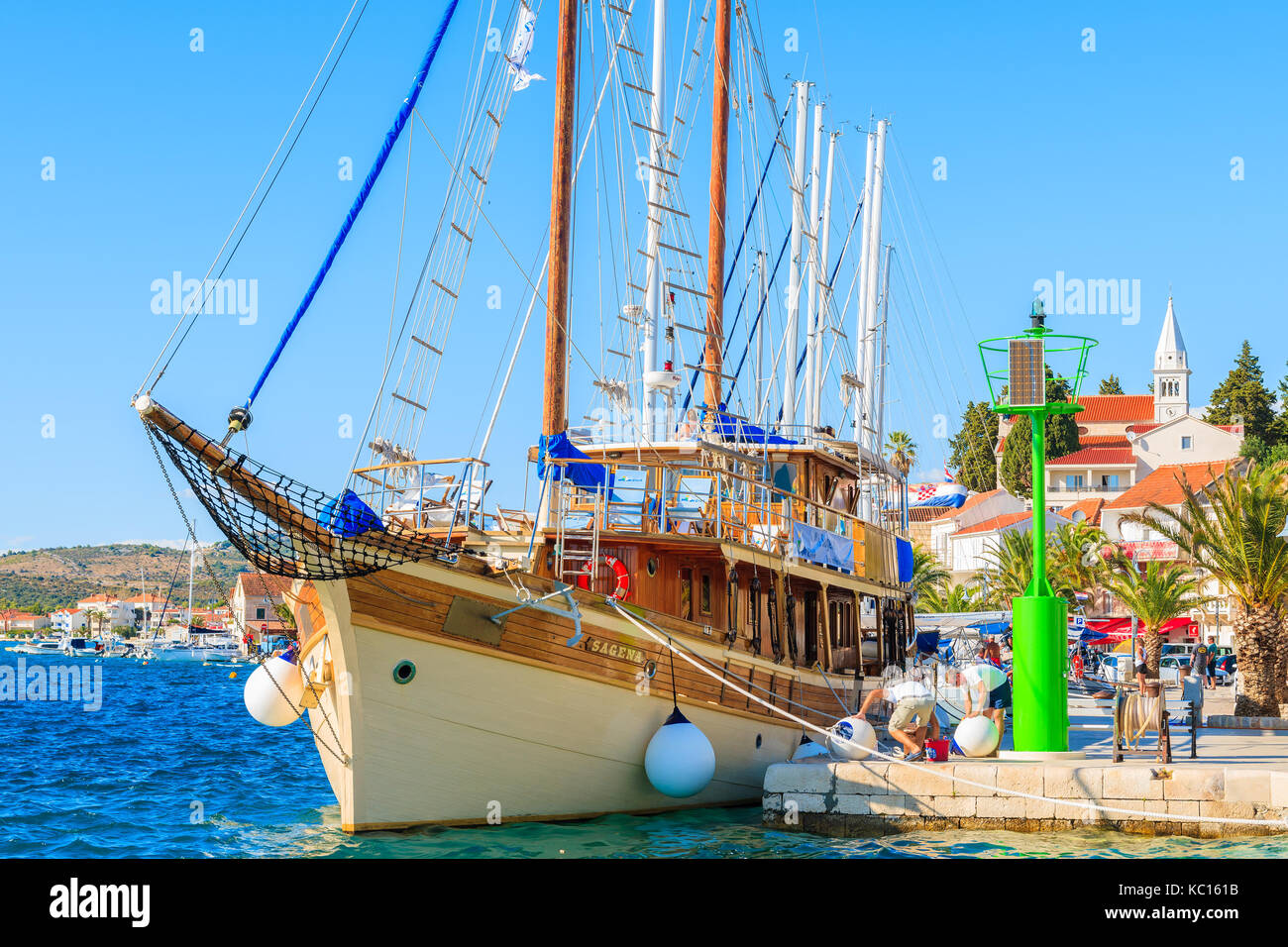 ROGOZNICA, KROATIEN - Sep 5, 2017: Große hölzerne Segelboot Verankerung in Rogoznica Port auf sonnigen Sommertag, Dalmatien, Kroatien. Stockfoto