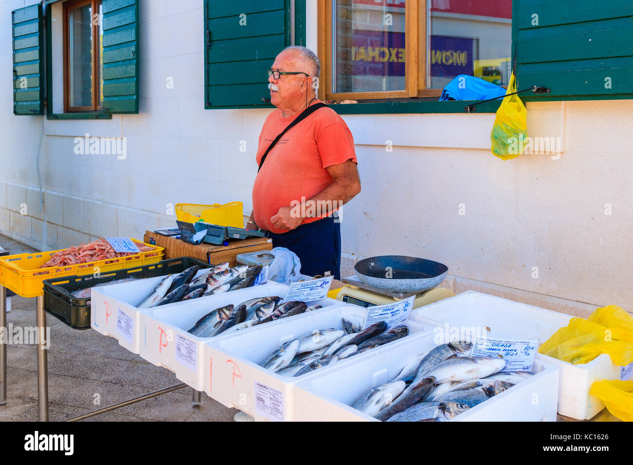 PRIMOSTEN, KROATIEN - Sep 6, 2017: Fischer Verkauf von frischem Fisch in Sibenik, Dalmatien, Kroatien. Stockfoto