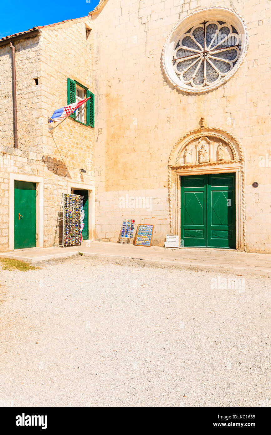 Stadt Trogir, Kroatien - Sep 6, 2017: Fassade der mittelalterlichen Kirche in der Altstadt von Trogir, Dalmatien, Kroatien. Stockfoto