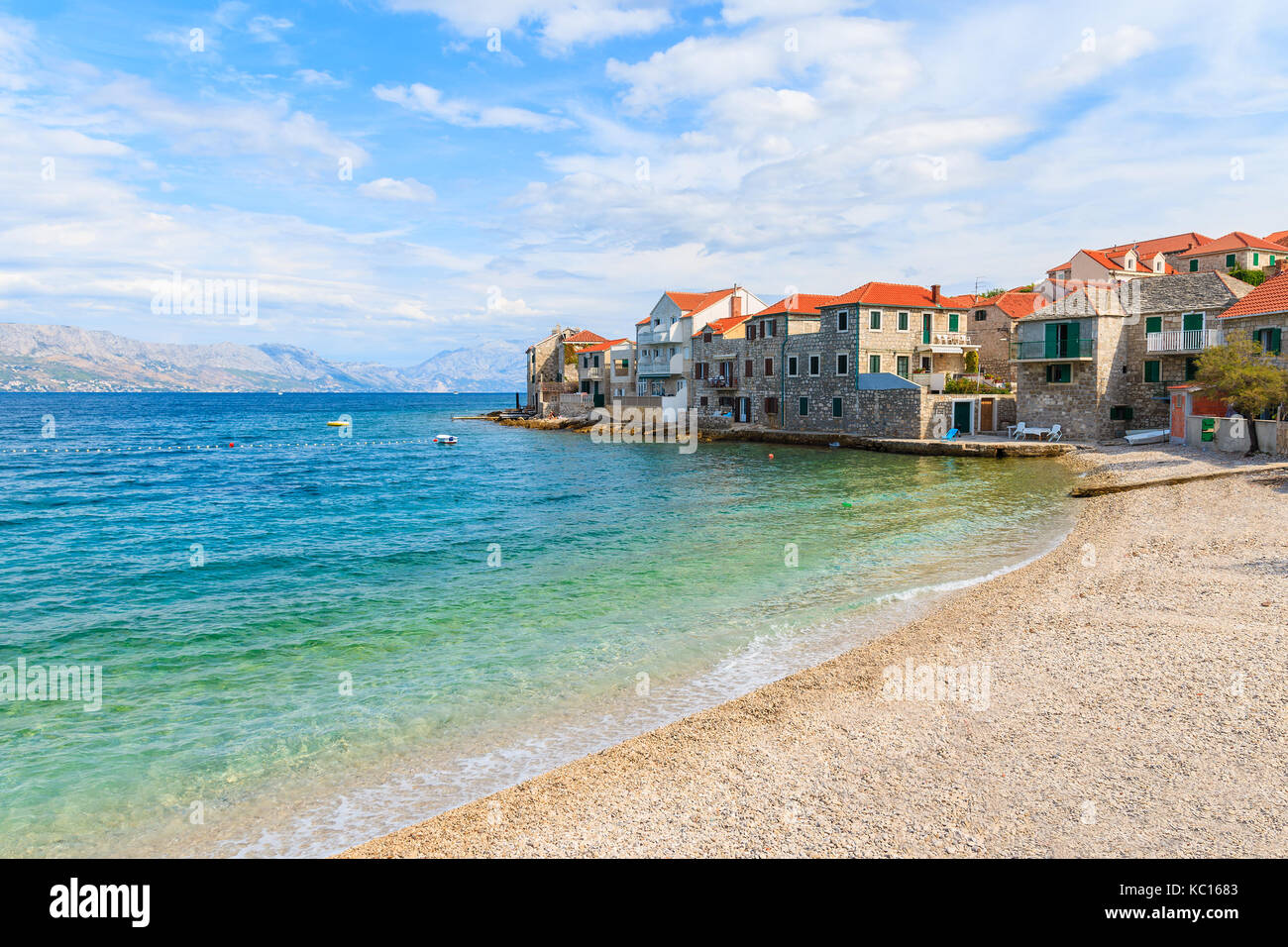 Strand in Postira Stadt mit alten Häusern am Ufer, Insel Brac, Kroatien Stockfoto