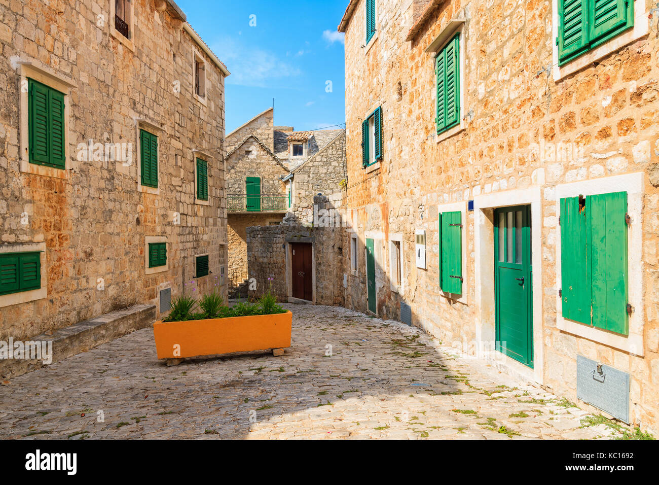 Straße mit typischen Steinhäusern in der Altstadt von Postira, Insel Brac, Kroatien Stockfoto