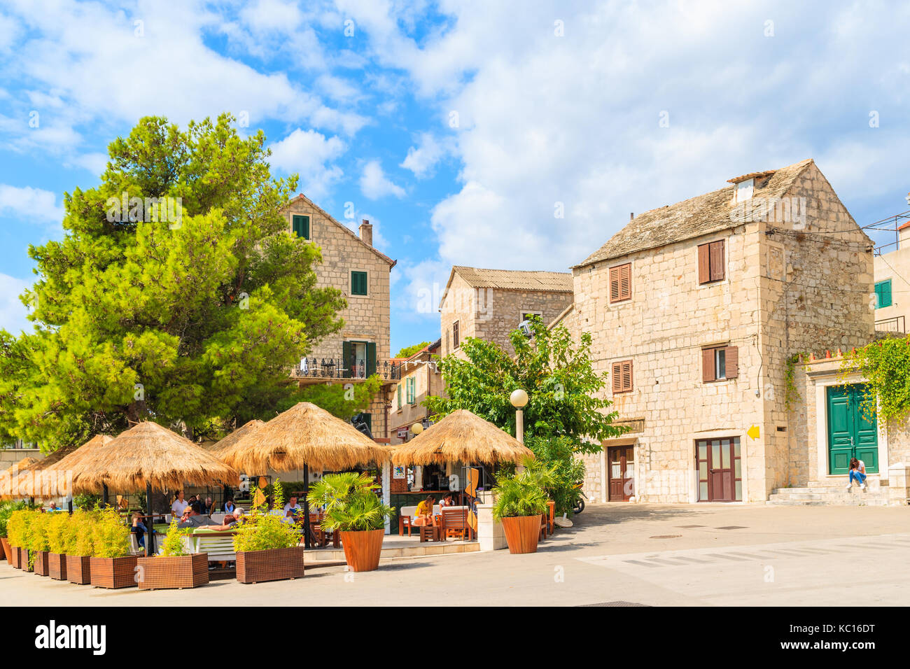 BOL, KROATIEN - Sep 8, 2017: Typische Architektur von Bol Stadt mit Häusern aus Stein, Insel Brac, Kroatien. Stockfoto