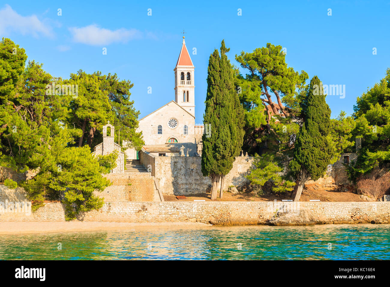Anzeigen von Dominikanische Kloster, in einer wunderschönen Bucht mit Strand, Stadt Bol, Insel Brac, Kroatien Stockfoto