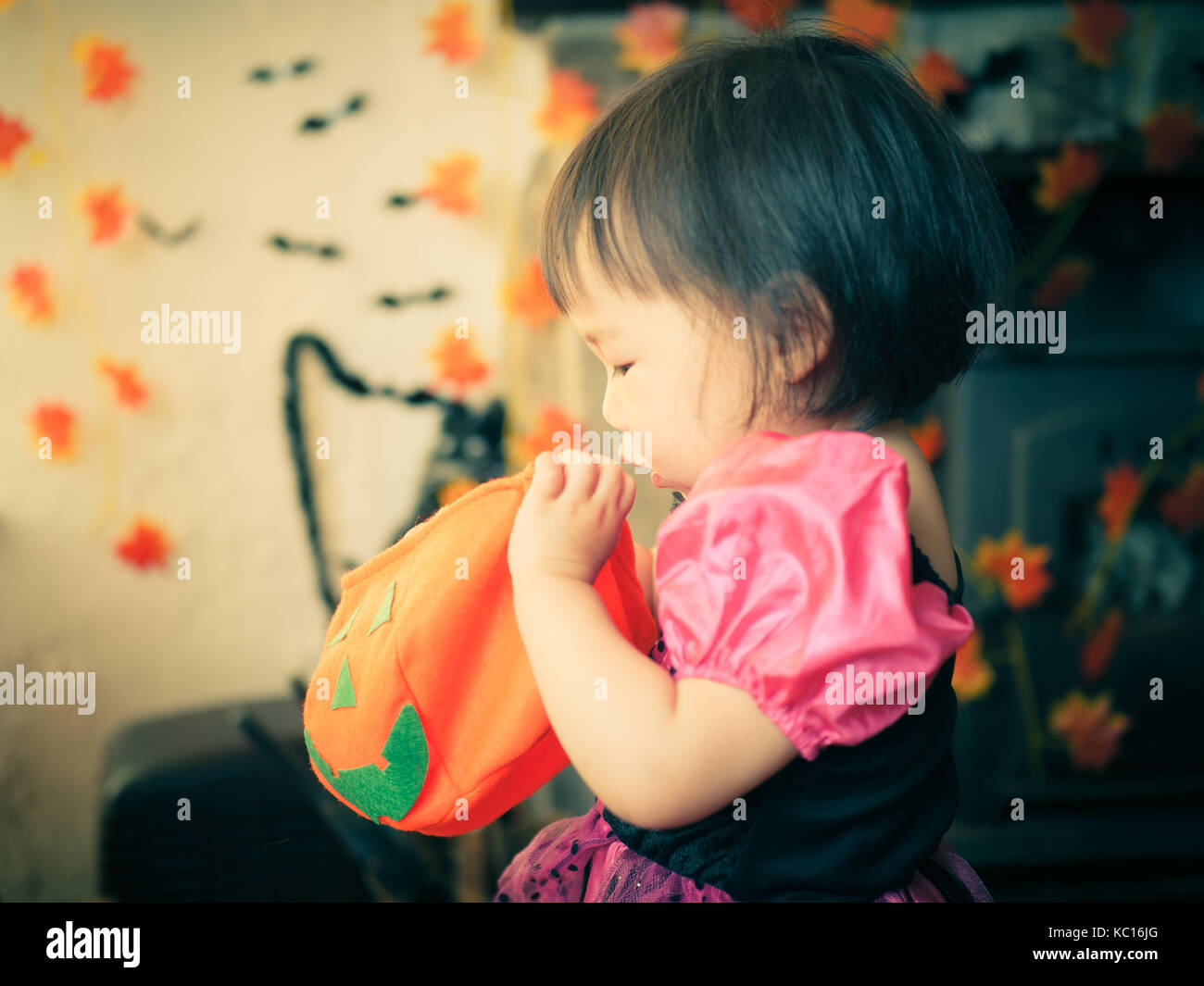 Baby girl prüfen Ihre Halloween Candy bag Stockfoto