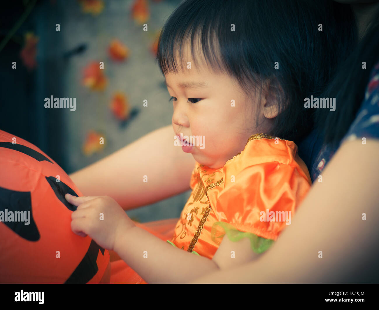 Baby girl celerating Ihr erstes Halloween Party Stockfoto