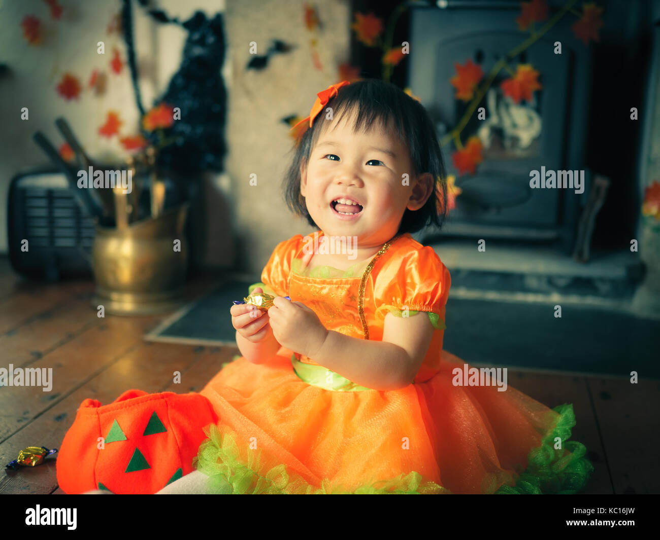 Happy Baby Mädchen ihre Halloween Candy erhalten Stockfoto