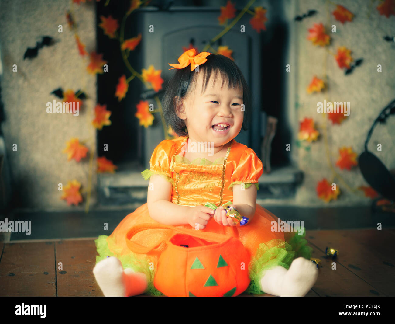 Happy Baby Mädchen ihre Halloween Candy erhalten Stockfoto