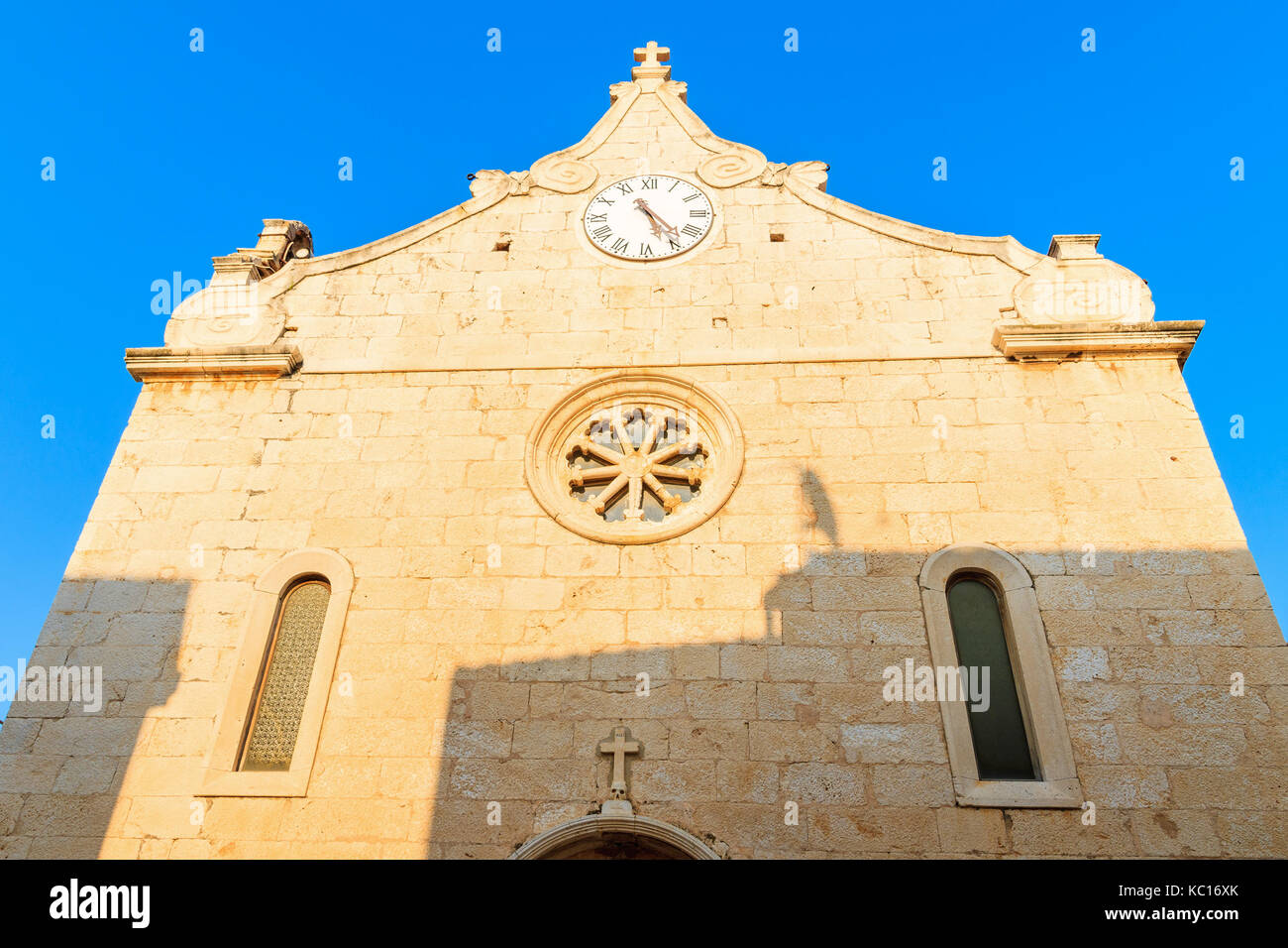 Kirche Fassade in Bol Altstadt gegen den blauen Himmel, Insel Brac, Kroatien Stockfoto