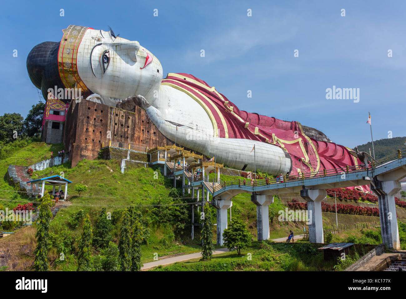 Gewinnen Sie Sein Taw Ya, das größte Bild Des Sich Zurückverwinkenden Buddha der Welt, in Kyauktalon Taung, in der Nähe von Mawlamyine, Myanmar. Stockfoto