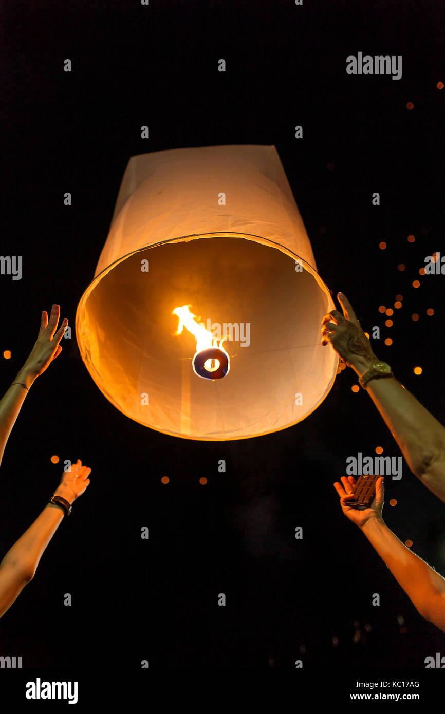 Thai release Khom Loi, die himmelslaternen während Yi Peng oder Loi Krathong Festival in Chiang Mai, Thailand. Stockfoto