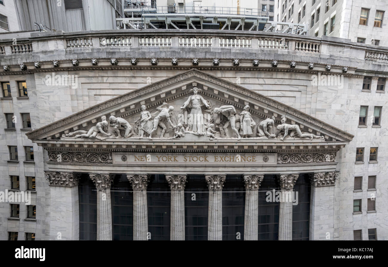 Detailansicht der Kalkstein Giebel an der Fassade des New York Stock Exchange Gebäude an der Wall Street, die von John Quincy Adams Ward im Jahre 1904 geformt Stockfoto