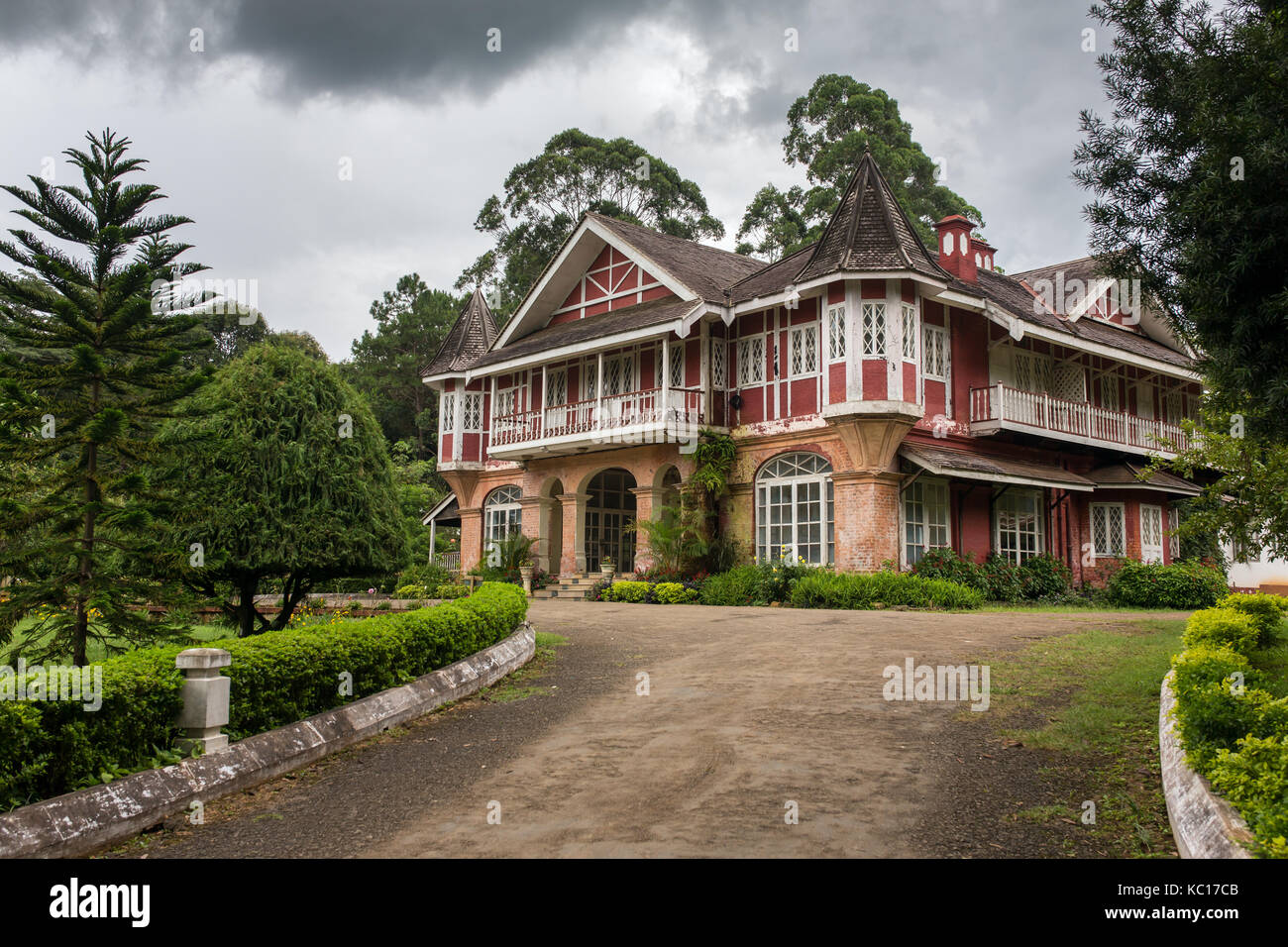 Ein britisch-Stilhaus im Downtown in Pyin Oo Lwin, Myanmar. Die kleine Stadt von Pyin Oo Lwin ist eine Erinnerung an die britische Kolonialzeit in Myanmar. Stockfoto