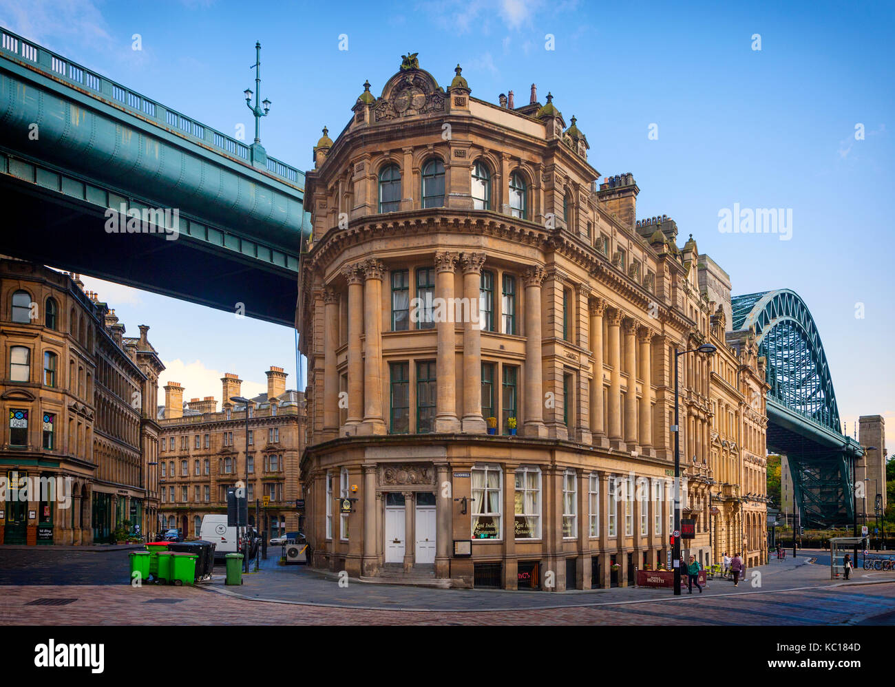 Die Phoenix Apartments, Queen Street/Lombard Street in den Schatten gestellt durch die Tyne Straße Brücke eröffnet 1928, Newcastle upon Tyne, England Stockfoto