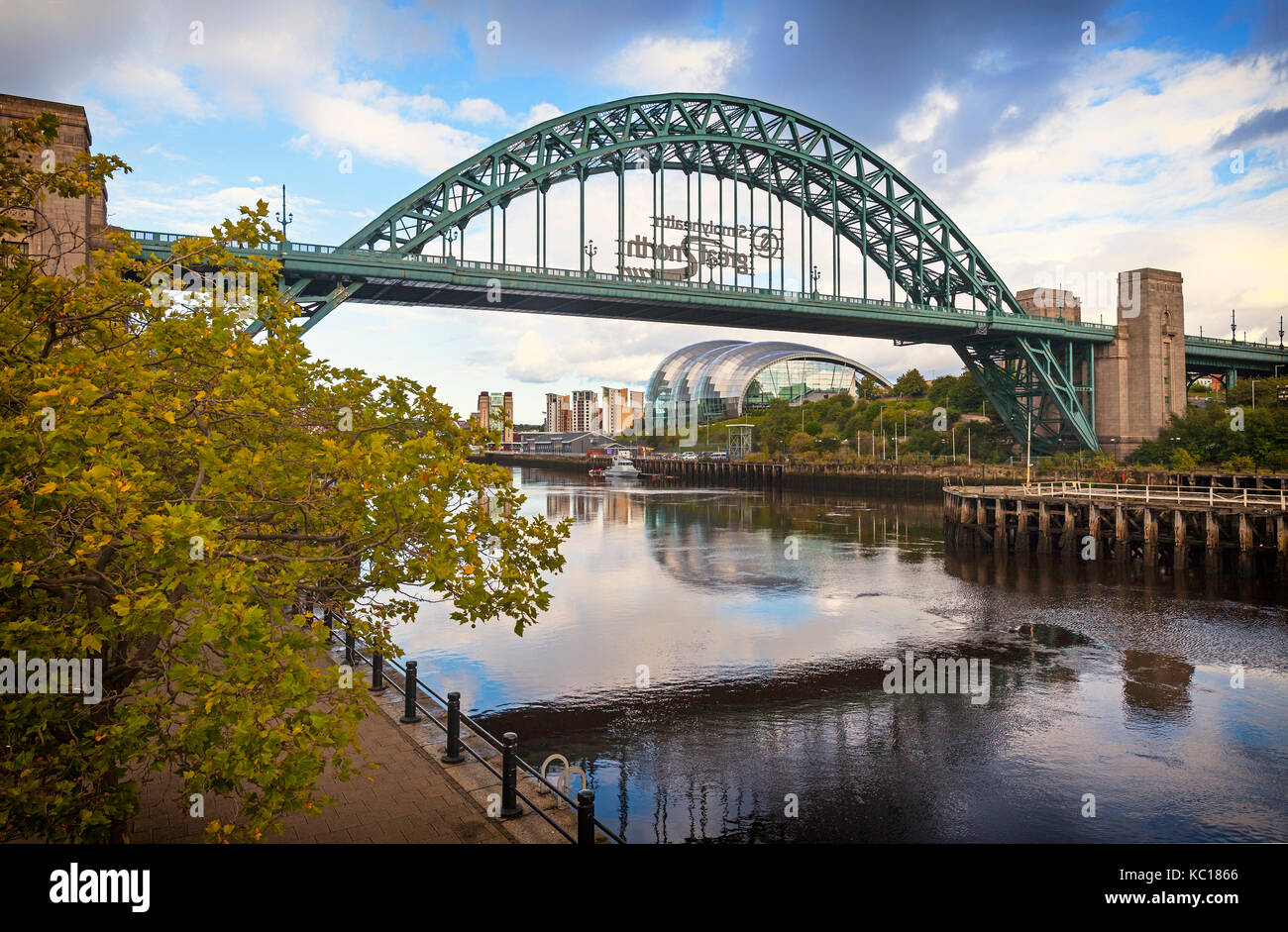 Das Tyne Straße Brücke mit dem Salbei Konzerthalle, in Gateshead liegt am Südufer des River Tyne Tyne und Wear, Tyneside, England Stockfoto