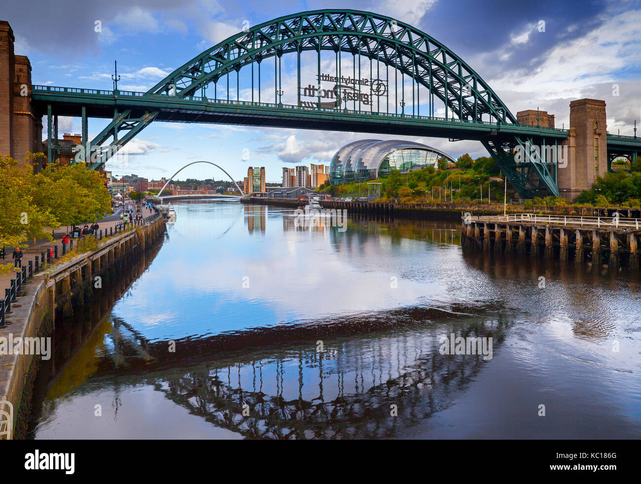 Das Tyne Straße Brücke mit dem Salbei, Veranstaltungsort für Konzerte und Gateshead Millennium Bridge am Südufer des River Tyne Tyne und Wear, Tyneside, England Stockfoto