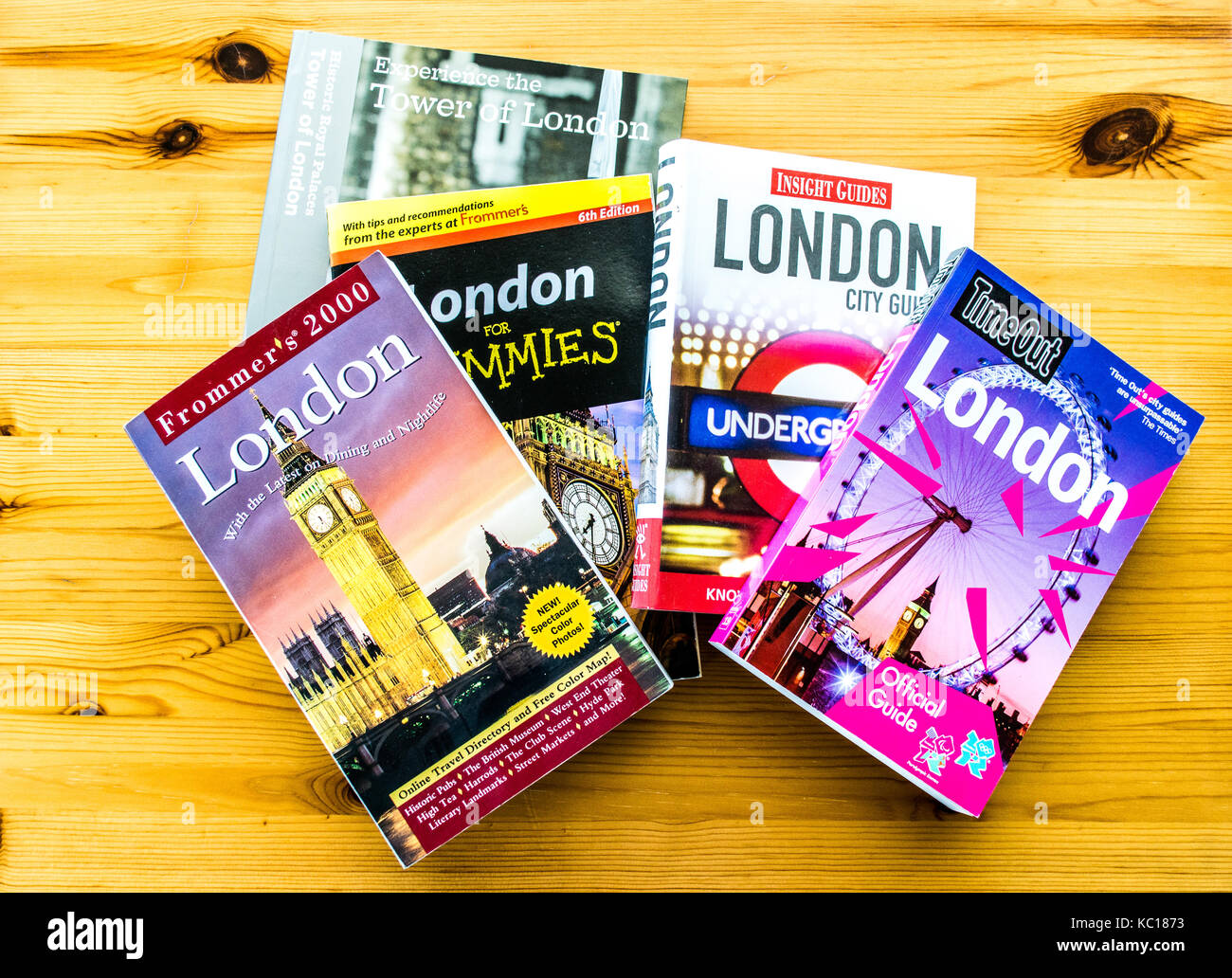Stapel von London reisen, Reiseführer über eine hölzerne Tabelle Stockfoto